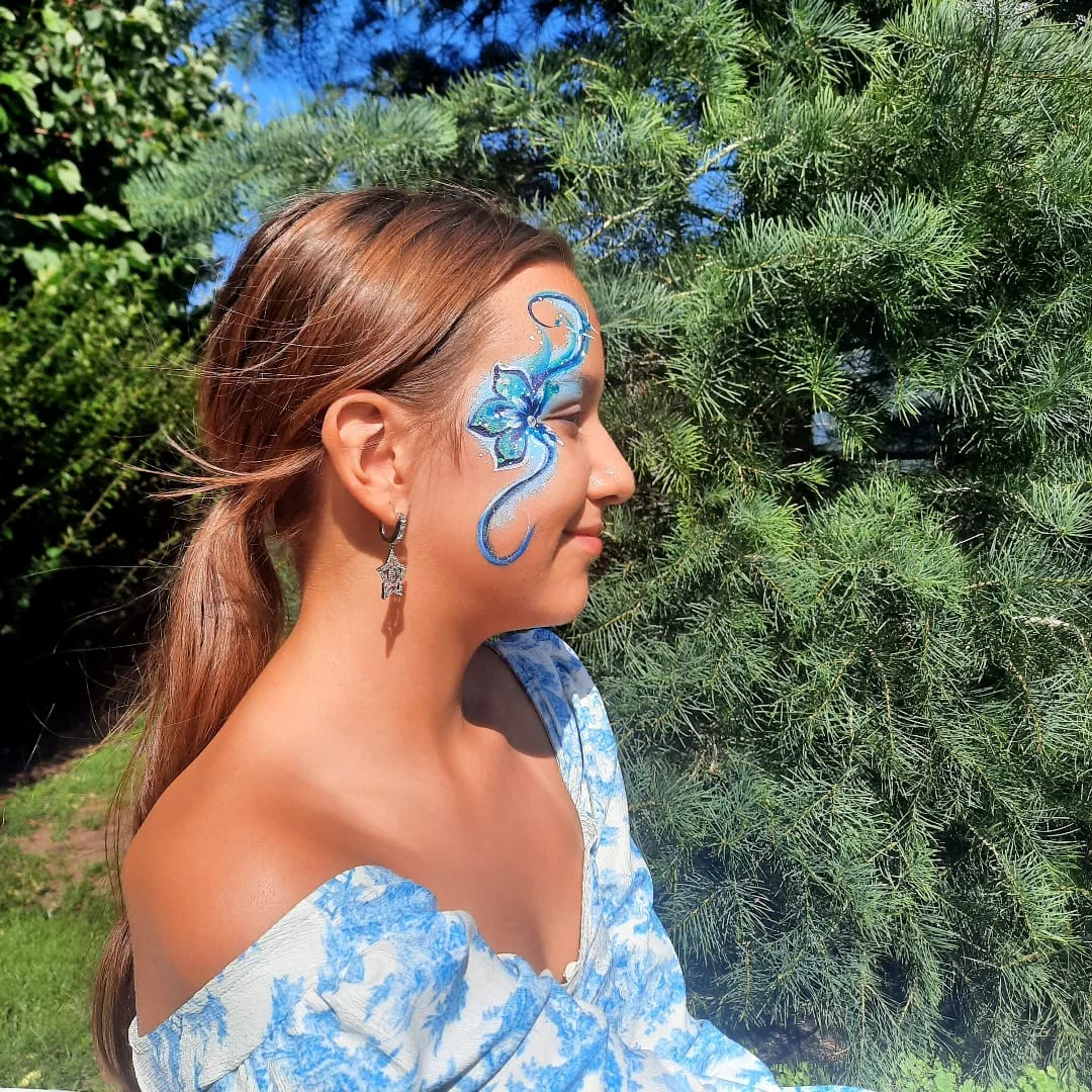 Elegantne sinine liblikas näomaalinguna täiskasvanutele