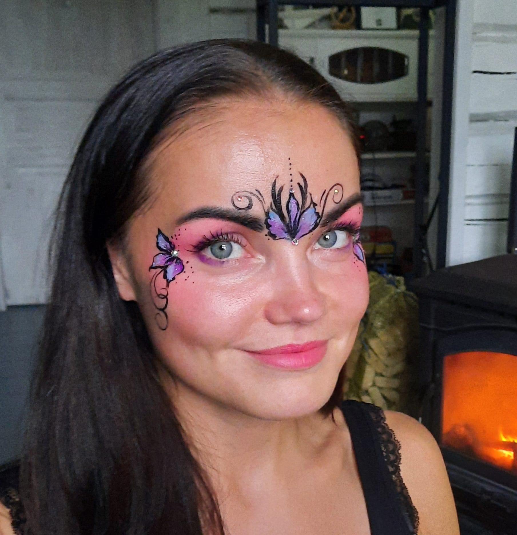 Elegant lilla liblika näomaaling täiskasvanutele ja lastele