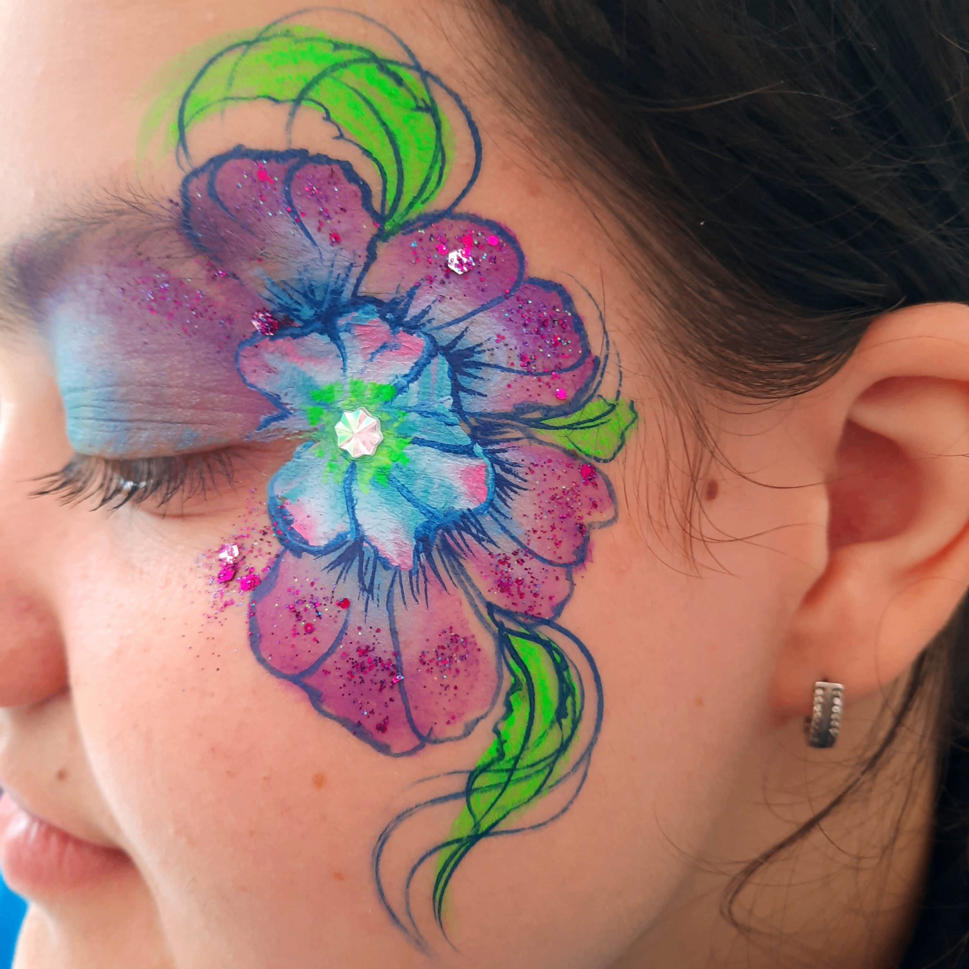 Sädelev värviline lillemuster näomaalinguna