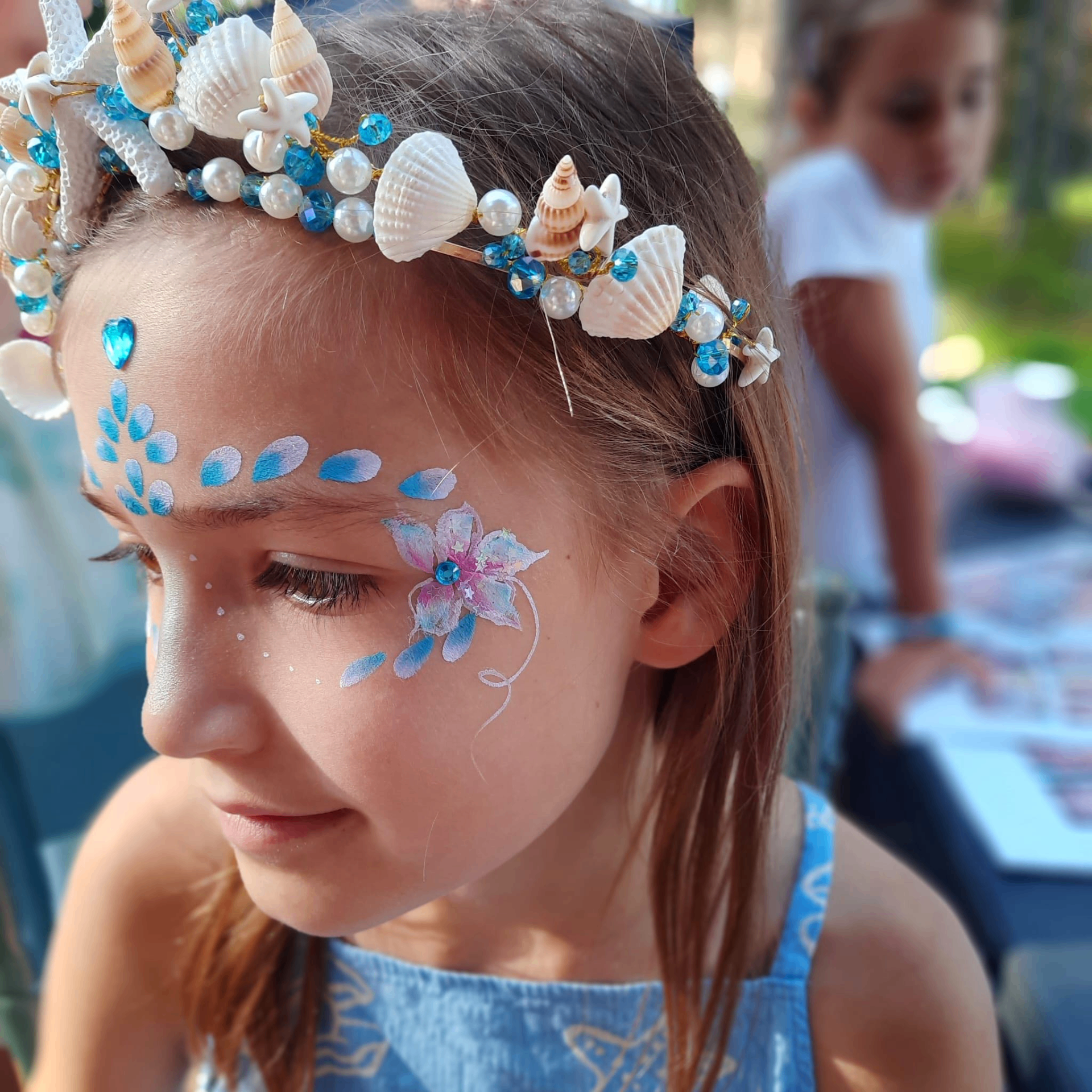 Merekoorikunstiga näomaaling ja krunisus tüdrukutele
