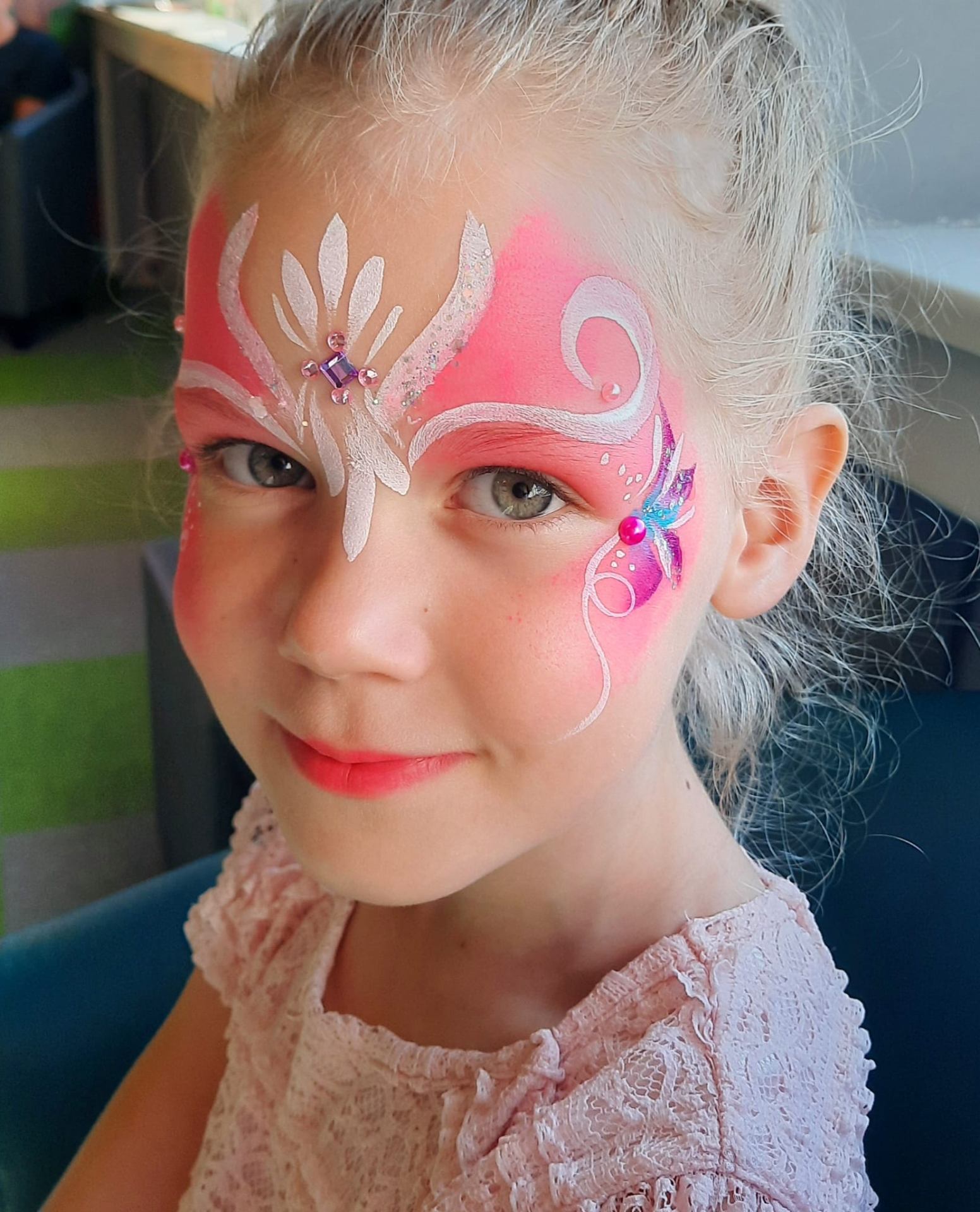 Roosa printsessi näomaaling kaunistuste ja sädelustega