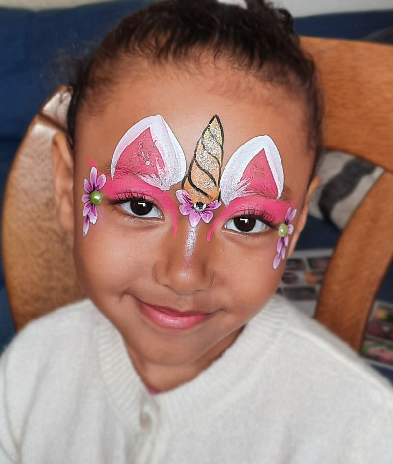 Roosa ükssarve kõrvadega näomaaling tüdrukutele